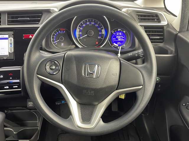 ホンダ フィット 13G Lパッケージ 岐阜県 2014(平26)年 5.7万km ティンテッドシルバーM 純正ナビ(VXM-145VSi)/CD/DVD/Bluetooth/SD/ワンセグTV/バックカメラ/ETC/シティブレーキアクティブシステム/LEDヘッドランプ/オートライト/オートエアコン/スペアキー/スマートキー/プッシュスタート/SRSエアバック（運転席・助手席・サイド・カーテン）/純正フロアマット/純正ドアバイザー/横滑り防止装置/盗難防止装置