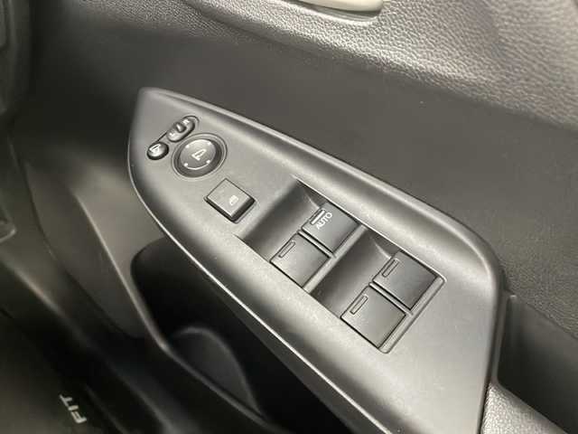 ホンダ フィット 13G Lパッケージ 岐阜県 2014(平26)年 5.7万km ティンテッドシルバーM 純正ナビ(VXM-145VSi)/CD/DVD/Bluetooth/SD/ワンセグTV/バックカメラ/ETC/シティブレーキアクティブシステム/LEDヘッドランプ/オートライト/オートエアコン/スペアキー/スマートキー/プッシュスタート/SRSエアバック（運転席・助手席・サイド・カーテン）/純正フロアマット/純正ドアバイザー/横滑り防止装置/盗難防止装置