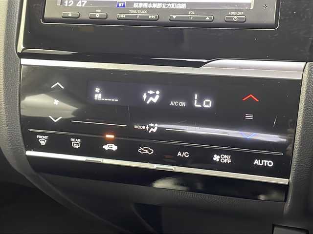 ホンダ フィット 13G Lパッケージ 岐阜県 2014(平26)年 5.7万km ティンテッドシルバーM 純正ナビ(VXM-145VSi)/CD/DVD/Bluetooth/SD/ワンセグTV/バックカメラ/ETC/シティブレーキアクティブシステム/LEDヘッドランプ/オートライト/オートエアコン/スペアキー/スマートキー/プッシュスタート/SRSエアバック（運転席・助手席・サイド・カーテン）/純正フロアマット/純正ドアバイザー/横滑り防止装置/盗難防止装置