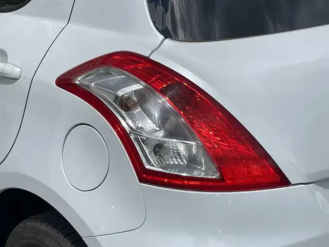 スズキ スイフト スタイル－DJE 岩手県 2015(平27)年 8万km スノーホワイトパール 禁煙車/4WD/クルーズコントロール/社外ナビ/→フルセグTV/Bluetooth/CD/DVD/FM/AM/バックカメラ/ステアリングスイッチ（ナビ連動）/前席シートヒーター/パドルシフト/横滑り防止装置/〇プッシュスタート/〇電動格納ミラー/〇ウィンカーミラー/〇フロアマット/〇ドアバイザー/〇シガーソケット/スペアキー