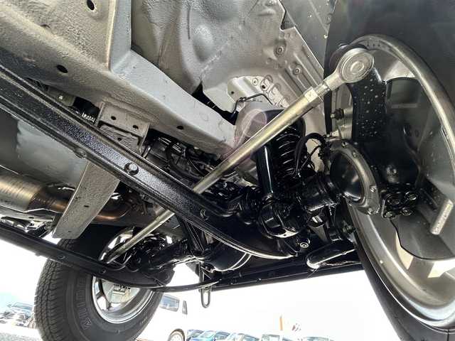 スズキ ジムニー XC 滋賀県 2019(平31)年 0.1万km ミディアムグレー 社外7インチナビ/（フルセグ/BT/CD/DVD/AM/FM/SD/USB/ipod ）/バックカメラ/4WD/ターボ/ETC/HKSマフラー/スズキセーフティーサポート/・衝突被害軽減ブレーキ/（デュアルセンサーブレーキサポート）/・誤発進抑制機能（AT限定）/・車線逸脱警報機能/・ふらつき警報機能/・ハイビームアシスト/・先行車発進お知らせ機能/・標識認識機能/クルーズコントロール/アイドリングストップ/プッシュスタート/純正LEDヘッドライト/オートライト/フロントフォグライト/前席シートヒーター/ステアリングリモコン/電動格納ミラー/ヒーテッドドアミラー/純正16インチアルミホイール/スペアキー/純正マット