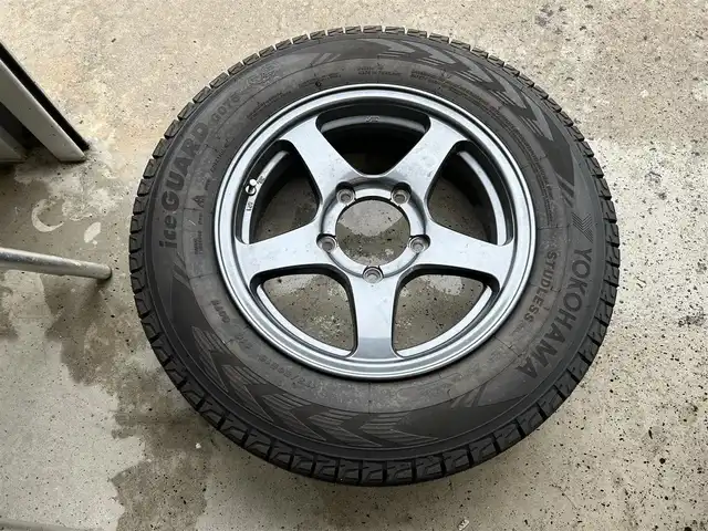 スズキ ジムニー XC 滋賀県 2019(平31)年 0.1万km ミディアムグレー 社外7インチナビ/（フルセグ/BT/CD/DVD/AM/FM/SD/USB/ipod ）/バックカメラ/4WD/ターボ/ETC/HKSマフラー(純正有)/背面タイヤ/スズキセーフティーサポート/・衝突被害軽減ブレーキ/（デュアルセンサーブレーキサポート）/・誤発進抑制機能（AT限定）/・車線逸脱警報機能/・ふらつき警報機能/・ハイビームアシスト/・先行車発進お知らせ機能/・標識認識機能/クルーズコントロール/アイドリングストップ/プッシュスタート/純正LEDヘッドライト/オートライト/フロントフォグライト/前席シートヒーター/ステアリングリモコン/電動格納ミラー/ヒーテッドドアミラー/純正16インチアルミホイール/スペアキー/純正マット