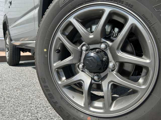 スズキ ジムニー XC 滋賀県 2019(平31)年 0.1万km ミディアムグレー 社外7インチナビ/（フルセグ/BT/CD/DVD/AM/FM/SD/USB/ipod ）/バックカメラ/4WD/ターボ/ETC/HKSマフラー/スズキセーフティーサポート/・衝突被害軽減ブレーキ/（デュアルセンサーブレーキサポート）/・誤発進抑制機能（AT限定）/・車線逸脱警報機能/・ふらつき警報機能/・ハイビームアシスト/・先行車発進お知らせ機能/・標識認識機能/クルーズコントロール/アイドリングストップ/プッシュスタート/純正LEDヘッドライト/オートライト/フロントフォグライト/前席シートヒーター/ステアリングリモコン/電動格納ミラー/ヒーテッドドアミラー/純正16インチアルミホイール/スペアキー/純正マット