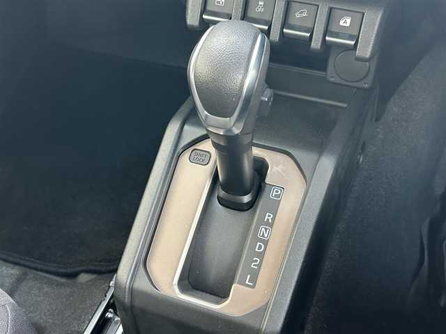 スズキ ジムニー XC 滋賀県 2019(平31)年 0.1万km ミディアムグレー 社外7インチナビ/（フルセグ/BT/CD/DVD/AM/FM/SD/USB/ipod ）/バックカメラ/4WD/ターボ/ETC/HKSマフラー/スズキセーフティーサポート/・衝突被害軽減ブレーキ/（デュアルセンサーブレーキサポート）/・誤発進抑制機能（AT限定）/・車線逸脱警報機能/・ふらつき警報機能/・ハイビームアシスト/・先行車発進お知らせ機能/・標識認識機能/クルーズコントロール/アイドリングストップ/プッシュスタート/純正LEDヘッドライト/オートライト/フロントフォグライト/前席シートヒーター/ステアリングリモコン/電動格納ミラー/ヒーテッドドアミラー/純正16インチアルミホイール/スペアキー/純正マット