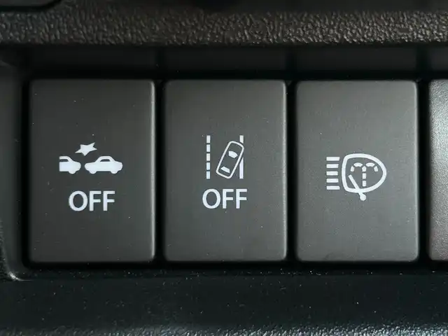 スズキ ジムニー XC 滋賀県 2019(平31)年 0.1万km ミディアムグレー 社外7インチナビ/（フルセグ/BT/CD/DVD/AM/FM/SD/USB/ipod ）/バックカメラ/4WD/ターボ/ETC/HKSマフラー/スズキセーフティーサポート/・衝突被害軽減ブレーキ/（デュアルセンサーブレーキサポート）/・誤発進抑制機能（AT限定）/・車線逸脱警報機能/・ふらつき警報機能/・ハイビームアシスト/・先行車発進お知らせ機能/・標識認識機能/クルーズコントロール/アイドリングストップ/プッシュスタート/純正LEDヘッドライト/オートライト/フロントフォグライト/前席シートヒーター/ステアリングリモコン/電動格納ミラー/ヒーテッドドアミラー/純正16インチアルミホイール/スペアキー/純正マット