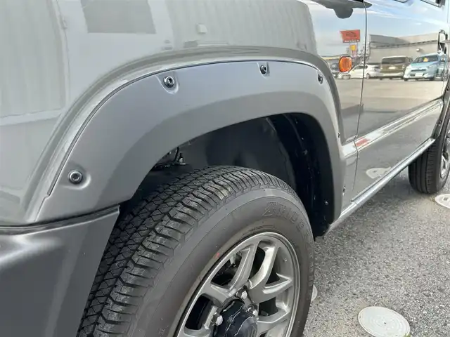 スズキ ジムニー XC 滋賀県 2019(平31)年 0.1万km ミディアムグレー 社外7インチナビ/（フルセグ/BT/CD/DVD/AM/FM/SD/USB/ipod ）/バックカメラ/4WD/ターボ/ETC/HKSマフラー/スズキセーフティーサポート/・衝突被害軽減ブレーキ/（デュアルセンサーブレーキサポート）/・誤発進抑制機能（AT限定）/・車線逸脱警報機能/・ふらつき警報機能/・ハイビームアシスト/・先行車発進お知らせ機能/・標識認識機能/クルーズコントロール/アイドリングストップ/プッシュスタート/純正LEDヘッドライト/オートライト/フロントフォグライト/前席シートヒーター/ステアリングリモコン/電動格納ミラー/ヒーテッドドアミラー/純正16インチアルミホイール/スペアキー/純正マット