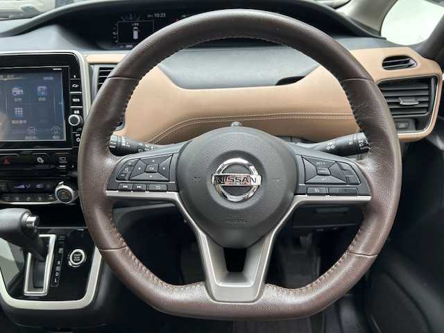日産 セレナ ハイウェイスターVセレクションⅡ 東京都 2017(平29)年 4.6万km ブリリアントホワイトパール メモリナビ/フルセグテレビ/バックカメラ/両側パワースライドドア/プッシュスタート/クルーズコントロール/フリップダウンモニター/ETC