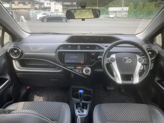 トヨタ アクア X－URBAN 埼玉県 2015(平27)年 13.9万km ブラックマイカ (株)IDOMが運営する【じしゃロン鳩ヶ谷店】の自社ローン専用車両になりますこちらは現金またはオートローンご利用時の価格です。自社ローンご希望の方は別途その旨お申付け下さい/登録時138340km/ハイブリット車/純正SDナビ（NSZT-W64）/　AM/FM/CD/BT/純正フルセグＴＶ/バックカメラ/プッシュスタート/スマートキーx2/ハーフレザーシート/純正エアロ/純正16インチＡＷ/純正ＬＥＤヘッドライト/フォグランプ/電動格納付きウインカーミラー/ドアバイザー