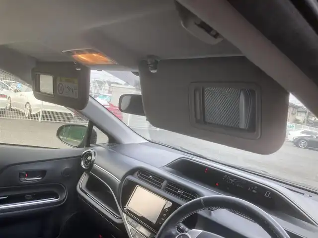 トヨタ アクア X－URBAN 埼玉県 2015(平27)年 13.9万km ブラックマイカ (株)IDOMが運営する【じしゃロン鳩ヶ谷店】の自社ローン専用車両になりますこちらは現金またはオートローンご利用時の価格です。自社ローンご希望の方は別途その旨お申付け下さい/登録時138340km/ハイブリット車/純正SDナビ（NSZT-W64）/　AM/FM/CD/BT/純正フルセグＴＶ/バックカメラ/プッシュスタート/スマートキーx2/ハーフレザーシート/純正エアロ/純正16インチＡＷ/純正ＬＥＤヘッドライト/フォグランプ/電動格納付きウインカーミラー/ドアバイザー