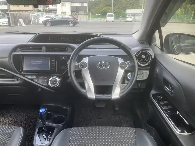 トヨタ アクア X－URBAN 埼玉県 2015(平27)年 13.9万km ブラックマイカ (株)IDOMが運営する【じしゃロン鳩ヶ谷店】の自社ローン専用車両になりますこちらは現金またはオートローンご利用時の価格です。自社ローンご希望の方は別途その旨お申付け下さい/登録時138340km/ハイブリット車/純正SDナビ（NSZT-W64）/　AM/FM/CD/BT/純正フルセグＴＶ/バックカメラ/プッシュスタート/スマートキーx2/ハーフレザーシート/純正エアロ/純正16インチＡＷ/純正ＬＥＤヘッドライト/フォグランプ/電動格納付きウインカーミラー/ドアバイザー