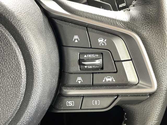 スバル インプレッサ スポーツ 2．0i－Lアイサイト 神奈川県 2017(平29)年 4.6万km アイスシルバーメタリック アイサイト/バックカメラ/ドライブレコーダー/スペアキー/autoライト/LEDヘッドライト/純正ナビ/電子パーキング/ETC/プッシュスタート/シートリフター/フォグランプ/Bluetooth/フルセグテレビ/オートホールド/SRH/革ステアリング/電動格納ミラー/純正フロアマット/純正アルミホイール/純正ドアバイザー/ダウンヒル/スマートキー/パドルシフト/ウィンカーミラー