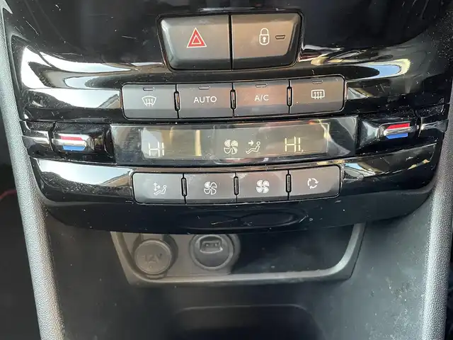 プジョー ２００８ GTライン 長野県 2018(平30)年 4.9万km 白 取扱説明書/ワンオーナー/パワーウィンドウ/パーキングアシスト/AM/FM/iPod/バックカメラ/ETC/ドライブレコーダー/純正フロアマット/純正17インチAW/ルーフレール/コーナーセンサー/オートライト/シートヒーター/リモコンキー/スペアキー