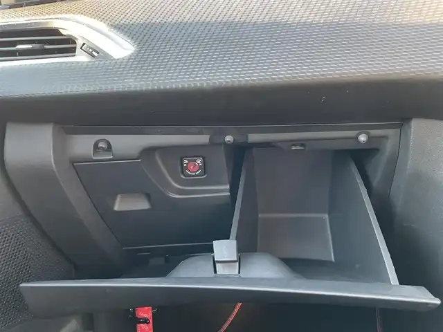 プジョー ２００８ GTライン 長野県 2018(平30)年 4.9万km 白 取扱説明書/ワンオーナー/パワーウィンドウ/パーキングアシスト/AM/FM/iPod/バックカメラ/ETC/ドライブレコーダー/純正フロアマット/純正17インチAW/ルーフレール/コーナーセンサー/オートライト/シートヒーター/リモコンキー/スペアキー