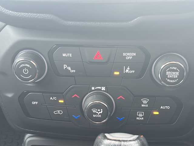 クライスラー・ジープ ジープ レネゲード トレイルホーク 青森県 2021(令3)年 5.9万km 白 ワンオーナー/純正ナビ/フルセグTV/バックカメラ/ETC/クルーズコントロール/アドバンストブレーキアシスト/ブラインドスポットアシスト/レーンキープアシスト/LEDヘッドライト/純正17インチアルミホイール/電動パーキングブレーキ/ダウンヒルアシスト/純正ラバーフロアマット/アイドリングストップ/横滑り防止装置/保証書/取扱説明書/スペアキー