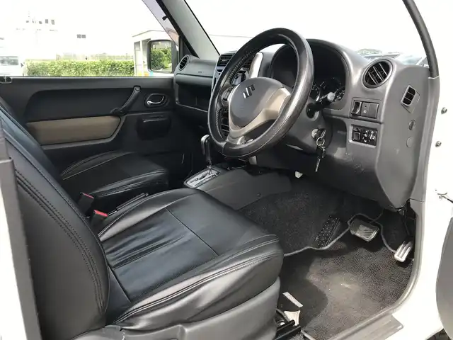 スズキ ジムニー ランドベンチャー 鳥取県 2015(平27)年 10.8万km パールホワイト ４・W・D　ターボ車/社外CDオーディオ/BT/前後ドラレコ・ETC[/２インチリフトアップ/前後ショートバンパー/社外バンパーガード/社外テールライト/KAZUSAマフラー/RAYS16インチアルミホイール/トーヨーオープンカントリータイヤ/運転席シートヒーター/レザー調シートカバー/ウィンカーミラー/フォグライト/ステアリングスイッチ/キーレスキー/社外アルミスタットレスセット積込/（タイヤ溝　６分山）