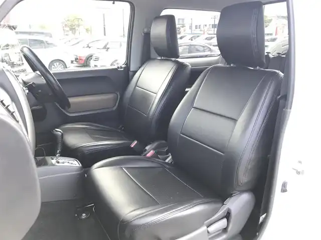 スズキ ジムニー ランドベンチャー 鳥取県 2015(平27)年 10.8万km パールホワイト ４・W・D　ターボ車/社外CDオーディオ/BT/前後ドラレコ・ETC[/２インチリフトアップ/前後ショートバンパー/社外バンパーガード/社外テールライト/KAZUSAマフラー/RAYS16インチアルミホイール/トーヨーオープンカントリータイヤ/運転席シートヒーター/レザー調シートカバー/ウィンカーミラー/フォグライト/ステアリングスイッチ/キーレスキー/社外アルミスタットレスセット積込/（タイヤ溝　６分山）