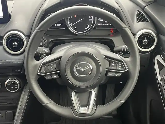 マツダ マツダ２ XD Lパッケージ 岡山県 2020(令2)年 0.7万km ソニックシルバーM 純正ナビ/【ナビ/フルセグ/Bluetooth/DVD/AUX】	/３６０°カメラ/追従型クルーズコントロール	/オートハイビーム	/LEDヘッドライト（AUTO機能付き）	/ビルトインETC	/前席シートヒーター/ステアリングヒーター	/運転席パワーシート	/衝突軽減ブレーキシステム	/車線逸脱防止システム	/横滑り防止装置	/踏み間違い防止/ISOFIX/ヘッドアップディスプレイ/シートリフター/ウィンカーミラー/ドアバイザー	/純正16インチアルミ	/コーナーセンサー（前後）	/純正ラバーフロアマット	/ハーフレザー/ステアリングスイッチ	/プッシュスタート	/スマートキー×2	/保証書	/取扱説明書