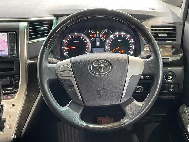 トヨタ ヴェルファイア 2．4Z プラチナセレⅡ ゴールド 岡山県 2011(平23)年 10.8万km ブラック 登録時走行距離107601km/フリップダウン後席モニター/社外SDナビ/(AM/FM/DISC/TV/BT)/クルーズコントロール/両側パワースライドドア/電動リアゲート/ビルトインETC/バックカメラ/ウォークスルー/MTモード付AT/プッシュスタート/スマートキー/スペアキー/純正１８インチアルミホイール/キセノンヘッドライト