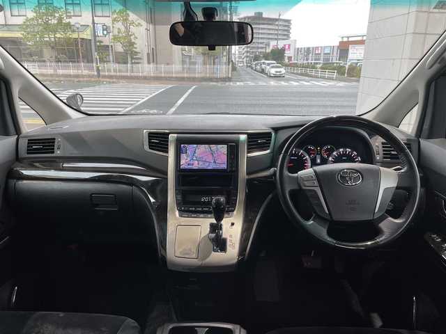 トヨタ ヴェルファイア 2．4Z プラチナセレⅡ ゴールド 岡山県 2011(平23)年 10.8万km ブラック 登録時走行距離107601km/フリップダウン後席モニター/社外SDナビ/(AM/FM/DISC/TV/BT)/クルーズコントロール/両側パワースライドドア/電動リアゲート/ビルトインETC/バックカメラ/ウォークスルー/MTモード付AT/プッシュスタート/スマートキー/スペアキー/純正１８インチアルミホイール/キセノンヘッドライト