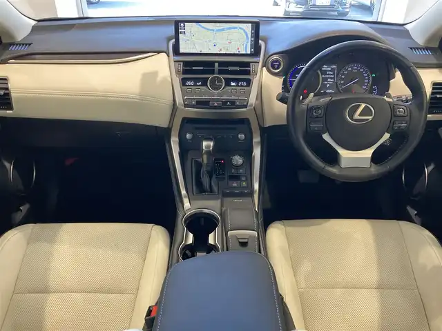 レクサス ＮＸ 300h バージョンL 熊本県 2018(平30)年 4.3万km レッドマイカクリスタルシャイン ・スマートキー/・プッシュスタート/・プリクラッシュセーフティ/・レーンデパーチャーアラート/・パーキングサポートアラート/・ブラインドスポットモニター/・オートマチックハイビーム/・クルーズコントロール(追従式)/・アイボリー革シート/・全席パワーシート/・全席シートヒーター/・前席エアシート/・ハンドルヒーター/・純正メモリナビ/　【BD・Bluetooth・USB・SD・AUX・MSV】/・フルセグTV/・全方位カメラ/・ETC2.0/・ドライブレコーダー(前方録画)/・パワーバックドア/・LEDヘッドランプ/・LEDフォグランプ/・純正マット