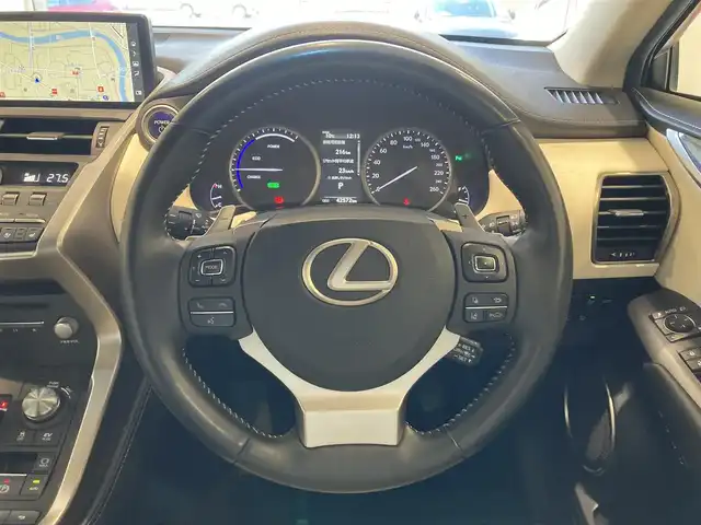 レクサス ＮＸ 300h バージョンL 熊本県 2018(平30)年 4.3万km レッドマイカクリスタルシャイン ・スマートキー/・プッシュスタート/・プリクラッシュセーフティ/・レーンデパーチャーアラート/・パーキングサポートアラート/・ブラインドスポットモニター/・オートマチックハイビーム/・クルーズコントロール(追従式)/・アイボリー革シート/・全席パワーシート/・全席シートヒーター/・前席エアシート/・ハンドルヒーター/・純正メモリナビ/　【BD・Bluetooth・USB・SD・AUX・MSV】/・フルセグTV/・全方位カメラ/・ETC2.0/・ドライブレコーダー(前方録画)/・パワーバックドア/・LEDヘッドランプ/・LEDフォグランプ/・純正マット
