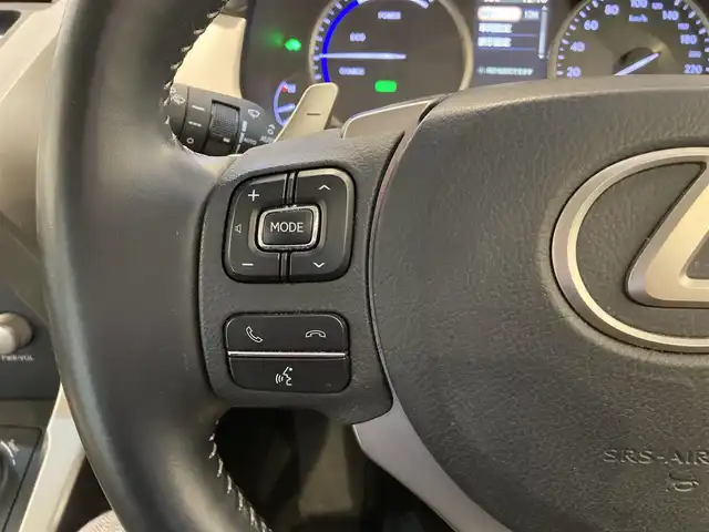 レクサス ＮＸ 300h バージョンL 熊本県 2018(平30)年 4.3万km レッドマイカクリスタルシャイン ・スマートキー/・プッシュスタート/・プリクラッシュセーフティ/・レーンデパーチャーアラート/・パーキングサポートアラート/・ブラインドスポットモニター/・オートマチックハイビーム/・クルーズコントロール(追従式)/・アイボリー革シート/・全席パワーシート/・全席シートヒーター/・前席エアシート/・ハンドルヒーター/・純正メモリナビ/　【BD・Bluetooth・USB・SD・AUX・MSV】/・フルセグTV/・全方位カメラ/・ETC2.0/・ドライブレコーダー(前方録画)/・パワーバックドア/・LEDヘッドランプ/・LEDフォグランプ/・純正マット