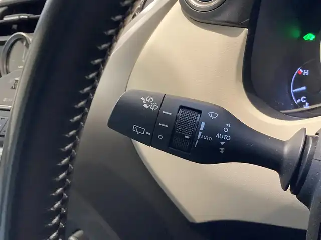 レクサス ＮＸ 300h バージョンL 熊本県 2018(平30)年 4.3万km レッドマイカクリスタルシャイン ・スマートキー/・プッシュスタート/・プリクラッシュセーフティ/・レーンデパーチャーアラート/・パーキングサポートアラート/・ブラインドスポットモニター/・オートマチックハイビーム/・クルーズコントロール(追従式)/・アイボリー革シート/・全席パワーシート/・全席シートヒーター/・前席エアシート/・ハンドルヒーター/・純正メモリナビ/　【BD・Bluetooth・USB・SD・AUX・MSV】/・フルセグTV/・全方位カメラ/・ETC2.0/・ドライブレコーダー(前方録画)/・パワーバックドア/・LEDヘッドランプ/・LEDフォグランプ/・純正マット