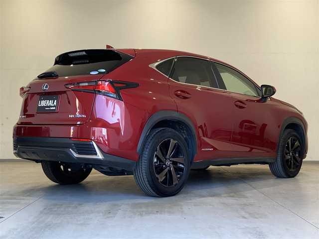 レクサス ＮＸ 300h バージョンL 熊本県 2018(平30)年 4.3万km レッドマイカクリスタルシャイン ・スマートキー/・プッシュスタート/・プリクラッシュセーフティ/・レーンデパーチャーアラート/・パーキングサポートアラート/・ブラインドスポットモニター/・オートマチックハイビーム/・クルーズコントロール(追従式)/・アイボリー革シート/・全席パワーシート/・全席シートヒーター/・前席エアシート/・ハンドルヒーター/・純正メモリナビ/　【BD・Bluetooth・USB・SD・AUX・MSV】/・フルセグTV/・全方位カメラ/・ETC2.0/・ドライブレコーダー(前方録画)/・パワーバックドア/・LEDヘッドランプ/・LEDフォグランプ/・純正マット