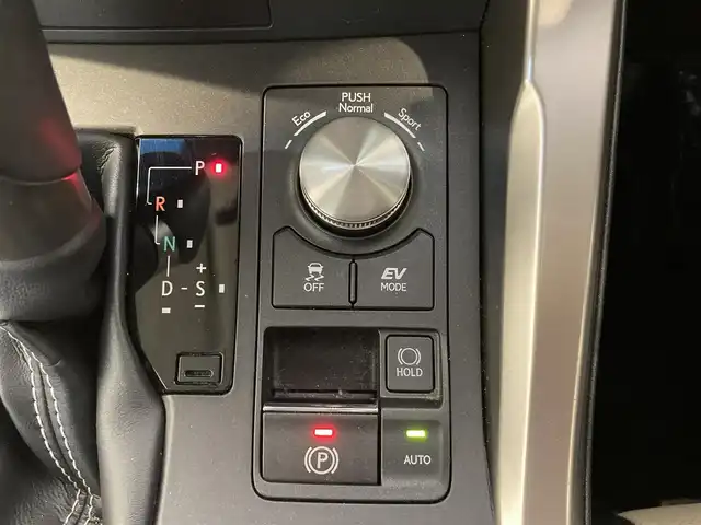 レクサス ＮＸ 300h バージョンL 熊本県 2018(平30)年 4.3万km レッドマイカクリスタルシャイン ・スマートキー/・プッシュスタート/・プリクラッシュセーフティ/・レーンデパーチャーアラート/・パーキングサポートアラート/・ブラインドスポットモニター/・オートマチックハイビーム/・クルーズコントロール(追従式)/・アイボリー革シート/・全席パワーシート/・全席シートヒーター/・前席エアシート/・ハンドルヒーター/・純正メモリナビ/　【BD・Bluetooth・USB・SD・AUX・MSV】/・フルセグTV/・全方位カメラ/・ETC2.0/・ドライブレコーダー(前方録画)/・パワーバックドア/・LEDヘッドランプ/・LEDフォグランプ/・純正マット