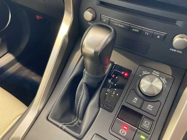 レクサス ＮＸ 300h バージョンL 熊本県 2018(平30)年 4.3万km レッドマイカクリスタルシャイン ・スマートキー/・プッシュスタート/・プリクラッシュセーフティ/・レーンデパーチャーアラート/・パーキングサポートアラート/・ブラインドスポットモニター/・オートマチックハイビーム/・クルーズコントロール(追従式)/・アイボリー革シート/・全席パワーシート/・全席シートヒーター/・前席エアシート/・ハンドルヒーター/・純正メモリナビ/　【BD・Bluetooth・USB・SD・AUX・MSV】/・フルセグTV/・全方位カメラ/・ETC2.0/・ドライブレコーダー(前方録画)/・パワーバックドア/・LEDヘッドランプ/・LEDフォグランプ/・純正マット