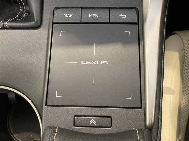 レクサス ＮＸ 300h バージョンL 熊本県 2018(平30)年 4.3万km レッドマイカクリスタルシャイン ・スマートキー/・プッシュスタート/・プリクラッシュセーフティ/・レーンデパーチャーアラート/・パーキングサポートアラート/・ブラインドスポットモニター/・オートマチックハイビーム/・クルーズコントロール(追従式)/・アイボリー革シート/・全席パワーシート/・全席シートヒーター/・前席エアシート/・ハンドルヒーター/・純正メモリナビ/　【BD・Bluetooth・USB・SD・AUX・MSV】/・フルセグTV/・全方位カメラ/・ETC2.0/・ドライブレコーダー(前方録画)/・パワーバックドア/・LEDヘッドランプ/・LEDフォグランプ/・純正マット