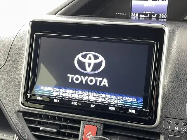 トヨタ エスクァイア Gi プレミアムパッケージ ブラックテーラード 福島県 2020(令2)年 4.2万km スパークリングブラックパールクリスタルシャイン 純正10インチフリップダウンモニター/・純正9インチメモリーナビゲーション/型式：NSZT-Y68T/【CD/DVD/Bluetooth/フルセグTV】/・バックカメラ/・ビルトインETC/・前方ドライブレコーダー/トヨタセーフティセンス/・プリクラッシュセーフティ/・レーンディパーチャーアラート/・クルーズコントロール/・クリアランスソナー/・先行車発進お知らせ機能/・オートマチックハイビーム/オートライト/・LEDヘッドライト/・フロントフォグライト/両側パワースライドドア/ハーフレザーシート/・運転席＋助手席シートヒーター/革巻きステアリング/・ステアリングスイッチ/・ステアリングヒーター/プッシュスタート/・スマートキー/アイドリングストップ/純正15インチアルミホイール/純正フロアマット/左右独立エアコン/MTモード付AT/電動格納ウィンカーミラー/取扱説明書/・ナビ取扱説明書/・保証書