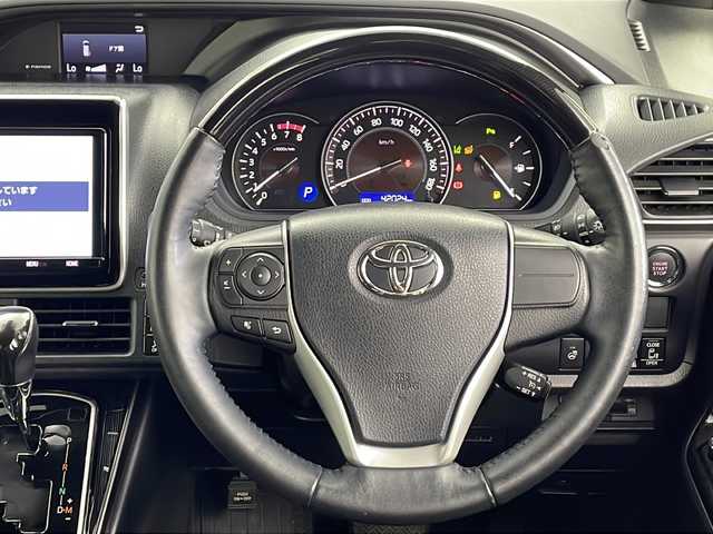トヨタ エスクァイア Gi プレミアムパッケージ ブラックテーラード 鹿児島県 2020(令2)年 4.2万km スパークリングブラックパールクリスタルシャイン 純正10インチフリップダウンモニター/・純正9インチメモリーナビゲーション/型式：NSZT-Y68T/【CD/DVD/Bluetooth/フルセグTV】/・バックカメラ/・ビルトインETC/・前方ドライブレコーダー/トヨタセーフティセンス/・プリクラッシュセーフティ/・レーンディパーチャーアラート/・クルーズコントロール/・クリアランスソナー/・先行車発進お知らせ機能/・オートマチックハイビーム/オートライト/・LEDヘッドライト/・フロントフォグライト/両側パワースライドドア/ハーフレザーシート/・運転席＋助手席シートヒーター/革巻きステアリング/・ステアリングスイッチ/・ステアリングヒーター/プッシュスタート/・スマートキー/アイドリングストップ/純正15インチアルミホイール/純正フロアマット/左右独立エアコン/MTモード付AT/電動格納ウィンカーミラー/取扱説明書/・ナビ取扱説明書/・保証書