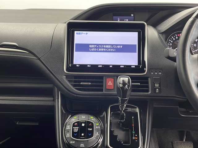 トヨタ エスクァイア Gi プレミアムパッケージ ブラックテーラード 鹿児島県 2020(令2)年 4.2万km スパークリングブラックパールクリスタルシャイン 純正10インチフリップダウンモニター/・純正9インチメモリーナビゲーション/型式：NSZT-Y68T/【CD/DVD/Bluetooth/フルセグTV】/・バックカメラ/・ビルトインETC/・前方ドライブレコーダー/トヨタセーフティセンス/・プリクラッシュセーフティ/・レーンディパーチャーアラート/・クルーズコントロール/・クリアランスソナー/・先行車発進お知らせ機能/・オートマチックハイビーム/オートライト/・LEDヘッドライト/・フロントフォグライト/両側パワースライドドア/ハーフレザーシート/・運転席＋助手席シートヒーター/革巻きステアリング/・ステアリングスイッチ/・ステアリングヒーター/プッシュスタート/・スマートキー/アイドリングストップ/純正15インチアルミホイール/純正フロアマット/左右独立エアコン/MTモード付AT/電動格納ウィンカーミラー/取扱説明書/・ナビ取扱説明書/・保証書
