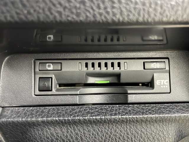 トヨタ エスクァイア Gi プレミアムパッケージ ブラックテーラード 鹿児島県 2020(令2)年 4.2万km スパークリングブラックパールクリスタルシャイン 純正10インチフリップダウンモニター/・純正9インチメモリーナビゲーション/型式：NSZT-Y68T/【CD/DVD/Bluetooth/フルセグTV】/・バックカメラ/・ビルトインETC/・前方ドライブレコーダー/トヨタセーフティセンス/・プリクラッシュセーフティ/・レーンディパーチャーアラート/・クルーズコントロール/・クリアランスソナー/・先行車発進お知らせ機能/・オートマチックハイビーム/オートライト/・LEDヘッドライト/・フロントフォグライト/両側パワースライドドア/ハーフレザーシート/・運転席＋助手席シートヒーター/革巻きステアリング/・ステアリングスイッチ/・ステアリングヒーター/プッシュスタート/・スマートキー/アイドリングストップ/純正15インチアルミホイール/純正フロアマット/左右独立エアコン/MTモード付AT/電動格納ウィンカーミラー/取扱説明書/・ナビ取扱説明書/・保証書