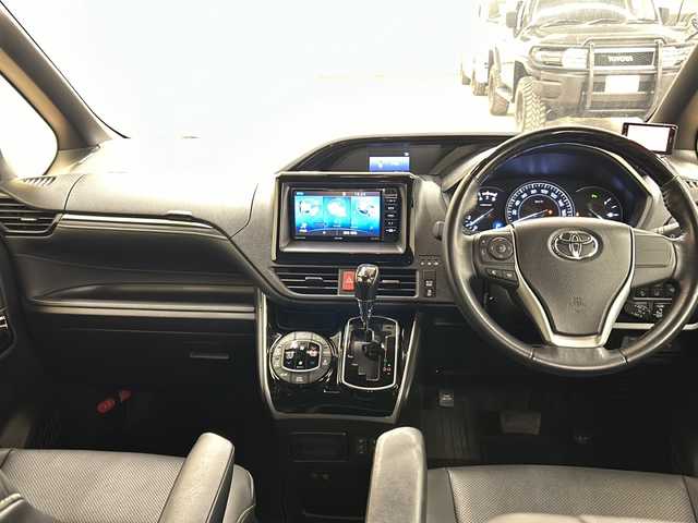 トヨタ エスクァイア Gi 道央・札幌 2019(令1)年 3.4万km ボルドーマイカメタリック /4WD//社外メモリナビ：AVN-Z05iW/（CD、DVD、SD、BT、ラジオ、フルセグ）//バックカメラ//両側パワースライドドア//寒冷地仕様//純正エンジンスターター//フロントワイパーデアイサー//衝突被害軽減システム//レーンキープアシスト//アイドリングストップ//オートライト//オートハイビーム//フォグライト//シートヒーター（運転席、助手席）//オートエアコン//ビルトインETC//スペアキー1本//プッシュスタート//スマートキー//電動格納ミラー