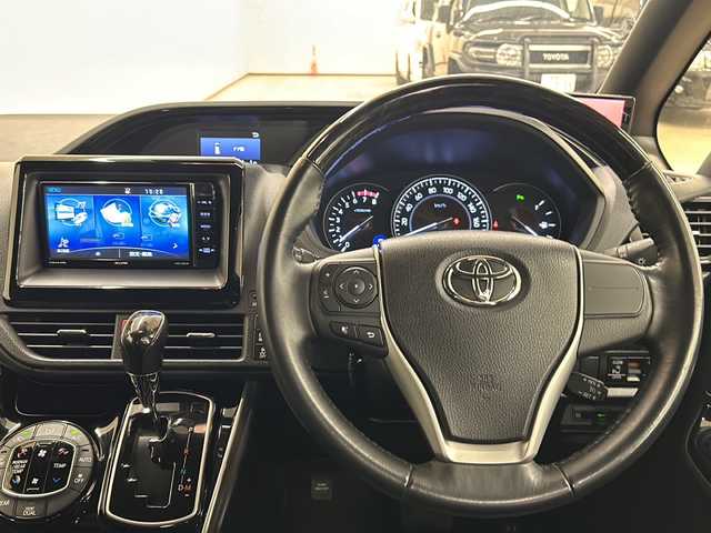 トヨタ エスクァイア Gi 道央・札幌 2019(令1)年 3.4万km ボルドーマイカメタリック /4WD//社外メモリナビ：AVN-Z05iW/（CD、DVD、SD、BT、ラジオ、フルセグ）//バックカメラ//両側パワースライドドア//寒冷地仕様//純正エンジンスターター//フロントワイパーデアイサー//衝突被害軽減システム//レーンキープアシスト//アイドリングストップ//オートライト//オートハイビーム//フォグライト//シートヒーター（運転席、助手席）//オートエアコン//ビルトインETC//スペアキー1本//プッシュスタート//スマートキー//電動格納ミラー