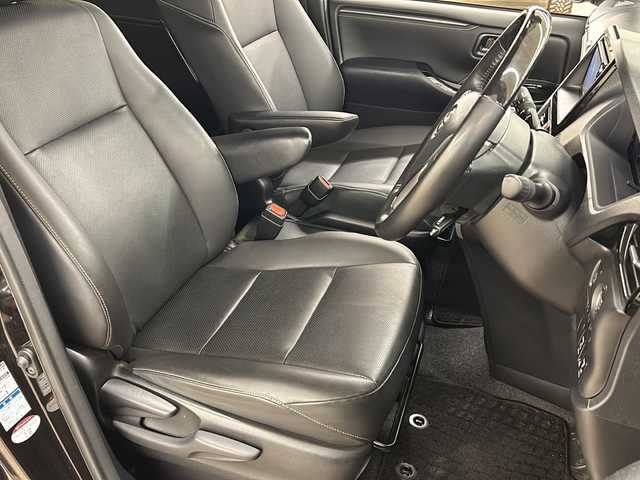 トヨタ エスクァイア Gi 道央・札幌 2019(令1)年 3.4万km ボルドーマイカメタリック /4WD//社外メモリナビ：AVN-Z05iW/（CD、DVD、SD、BT、ラジオ、フルセグ）//バックカメラ//両側パワースライドドア//寒冷地仕様//純正エンジンスターター//フロントワイパーデアイサー//衝突被害軽減システム//レーンキープアシスト//アイドリングストップ//オートライト//オートハイビーム//フォグライト//シートヒーター（運転席、助手席）//オートエアコン//ビルトインETC//スペアキー1本//プッシュスタート//スマートキー//電動格納ミラー