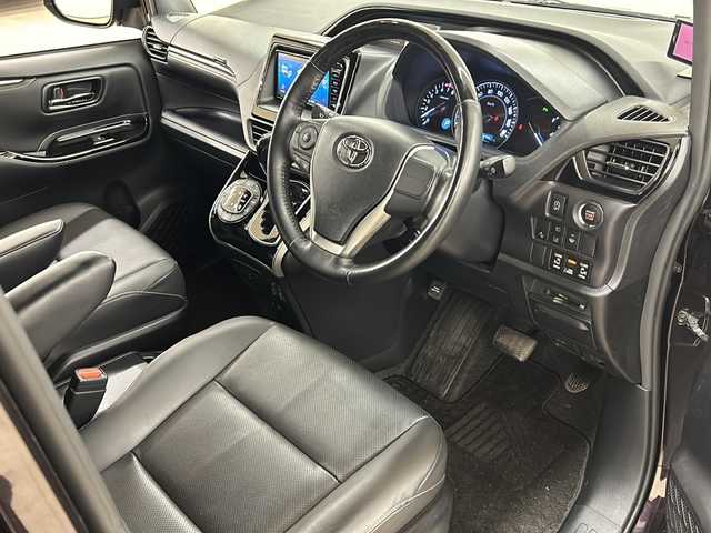 トヨタ エスクァイア Gi 道央・札幌 2019(令1)年 3.4万km ボルドーマイカメタリック /4WD//社外メモリナビ：AVN-Z05iW/（CD、DVD、SD、BT、ラジオ、フルセグ）//バックカメラ//両側パワースライドドア//寒冷地仕様//純正エンジンスターター//フロントワイパーデアイサー//衝突被害軽減システム//レーンキープアシスト//アイドリングストップ//オートライト//オートハイビーム//フォグライト//シートヒーター（運転席、助手席）//オートエアコン//ビルトインETC//スペアキー1本//プッシュスタート//スマートキー//電動格納ミラー
