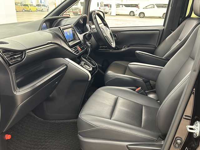 トヨタ エスクァイア Gi 道央・札幌 2019(令1)年 3.4万km ボルドーマイカメタリック /4WD//社外メモリナビ：AVN-Z05iW/（CD、DVD、SD、BT、ラジオ、フルセグ）//バックカメラ//両側パワースライドドア//寒冷地仕様//純正エンジンスターター//フロントワイパーデアイサー//衝突被害軽減システム//レーンキープアシスト//アイドリングストップ//オートライト//オートハイビーム//フォグライト//シートヒーター（運転席、助手席）//オートエアコン//ビルトインETC//スペアキー1本//プッシュスタート//スマートキー//電動格納ミラー