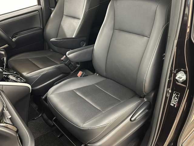 トヨタ エスクァイア Gi 道央・札幌 2019(令1)年 3.4万km ボルドーマイカメタリック /4WD//社外メモリナビ：AVN-Z05iW/（CD、DVD、SD、BT、ラジオ、フルセグ）//バックカメラ//両側パワースライドドア//寒冷地仕様//純正エンジンスターター//フロントワイパーデアイサー//衝突被害軽減システム//レーンキープアシスト//アイドリングストップ//オートライト//オートハイビーム//フォグライト//シートヒーター（運転席、助手席）//オートエアコン//ビルトインETC//スペアキー1本//プッシュスタート//スマートキー//電動格納ミラー