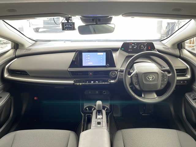 トヨタ プリウス U 兵庫県 2023(令5)年 3.5万km グレーＭ ・純正ディスプレイオーディオ/・AppleCarPlay/・AndroidAuto/・Bluetooth接続/・フルセグTV/・バックカメラ/・電子パーキングブレーキ/・オートホールド機能/・前後ドライブレコーダー/・ビルトインETC2.0/・前後ドライブレコーダー/・トヨタセーフティセンス/・レーンディパーチャーアラート/・プリクラッシュセーフティ/・プロアクティブドライビングアシスト/・クリアランスソナー/・パーキングサポートブレーキ/・ロードサインアシスト/・レーダークルーズコントロール/・オートマチックハイビーム/・USB充電ポート/・純正フロアマット/・取扱説明書/・保証書/・LEDヘッドランプ