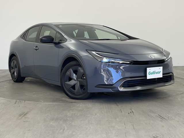 トヨタ プリウス U 兵庫県 2023(令5)年 3.5万km グレーＭ ・純正ディスプレイオーディオ/・AppleCarPlay/・AndroidAuto/・Bluetooth接続/・フルセグTV/・バックカメラ/・電子パーキングブレーキ/・オートホールド機能/・前後ドライブレコーダー/・ビルトインETC2.0/・前後ドライブレコーダー/・トヨタセーフティセンス/・レーンディパーチャーアラート/・プリクラッシュセーフティ/・プロアクティブドライビングアシスト/・クリアランスソナー/・パーキングサポートブレーキ/・ロードサインアシスト/・レーダークルーズコントロール/・オートマチックハイビーム/・USB充電ポート/・純正フロアマット/・取扱説明書/・保証書/・LEDヘッドランプ
