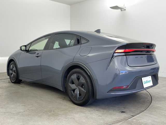 トヨタ プリウス U 兵庫県 2023(令5)年 3.5万km グレーＭ ・純正ディスプレイオーディオ/・AppleCarPlay/・AndroidAuto/・Bluetooth接続/・フルセグTV/・バックカメラ/・電子パーキングブレーキ/・オートホールド機能/・前後ドライブレコーダー/・ビルトインETC2.0/・前後ドライブレコーダー/・トヨタセーフティセンス/・レーンディパーチャーアラート/・プリクラッシュセーフティ/・プロアクティブドライビングアシスト/・クリアランスソナー/・パーキングサポートブレーキ/・ロードサインアシスト/・レーダークルーズコントロール/・オートマチックハイビーム/・USB充電ポート/・純正フロアマット/・取扱説明書/・保証書/・LEDヘッドランプ