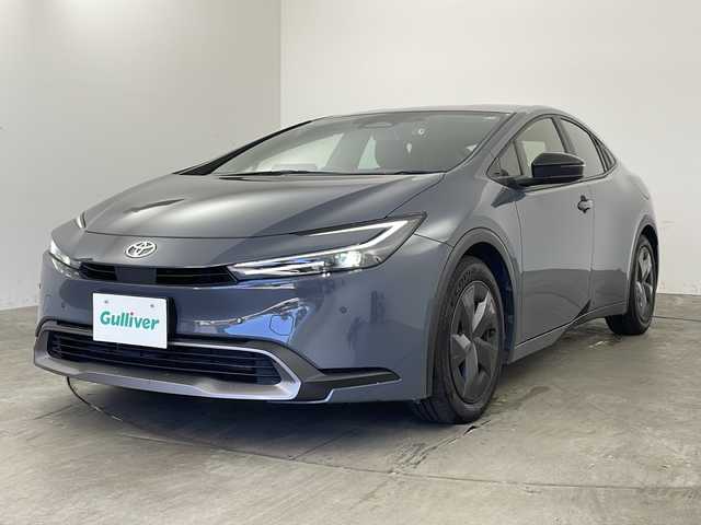トヨタ プリウス U 兵庫県 2023(令5)年 3.5万km グレーＭ ・純正ディスプレイオーディオ/・AppleCarPlay/・AndroidAuto/・Bluetooth接続/・フルセグTV/・バックカメラ/・電子パーキングブレーキ/・オートホールド機能/・前後ドライブレコーダー/・ビルトインETC2.0/・前後ドライブレコーダー/・トヨタセーフティセンス/・レーンディパーチャーアラート/・プリクラッシュセーフティ/・プロアクティブドライビングアシスト/・クリアランスソナー/・パーキングサポートブレーキ/・ロードサインアシスト/・レーダークルーズコントロール/・オートマチックハイビーム/・USB充電ポート/・純正フロアマット/・取扱説明書/・保証書/・LEDヘッドランプ