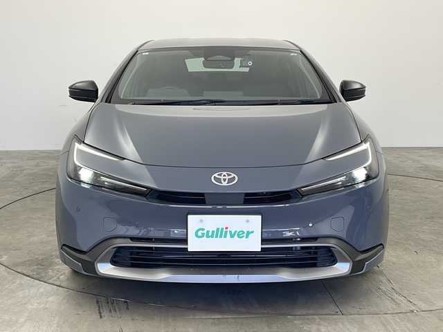 トヨタ プリウス U 兵庫県 2023(令5)年 3.5万km グレーＭ ・純正ディスプレイオーディオ/・AppleCarPlay/・AndroidAuto/・Bluetooth接続/・フルセグTV/・バックカメラ/・電子パーキングブレーキ/・オートホールド機能/・前後ドライブレコーダー/・ビルトインETC2.0/・前後ドライブレコーダー/・トヨタセーフティセンス/・レーンディパーチャーアラート/・プリクラッシュセーフティ/・プロアクティブドライビングアシスト/・クリアランスソナー/・パーキングサポートブレーキ/・ロードサインアシスト/・レーダークルーズコントロール/・オートマチックハイビーム/・USB充電ポート/・純正フロアマット/・取扱説明書/・保証書/・LEDヘッドランプ