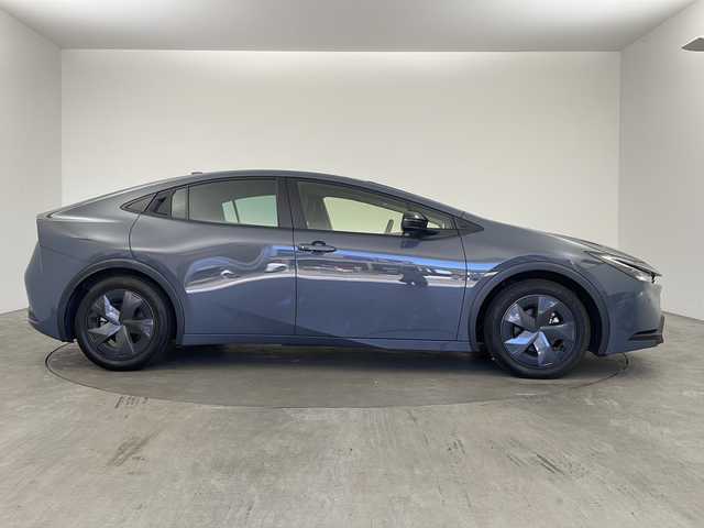 トヨタ プリウス U 兵庫県 2023(令5)年 3.5万km グレーＭ ・純正ディスプレイオーディオ/・AppleCarPlay/・AndroidAuto/・Bluetooth接続/・フルセグTV/・バックカメラ/・電子パーキングブレーキ/・オートホールド機能/・前後ドライブレコーダー/・ビルトインETC2.0/・前後ドライブレコーダー/・トヨタセーフティセンス/・レーンディパーチャーアラート/・プリクラッシュセーフティ/・プロアクティブドライビングアシスト/・クリアランスソナー/・パーキングサポートブレーキ/・ロードサインアシスト/・レーダークルーズコントロール/・オートマチックハイビーム/・USB充電ポート/・純正フロアマット/・取扱説明書/・保証書/・LEDヘッドランプ