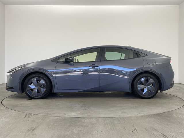 トヨタ プリウス U 兵庫県 2023(令5)年 3.5万km グレーＭ ・純正ディスプレイオーディオ/・AppleCarPlay/・AndroidAuto/・Bluetooth接続/・フルセグTV/・バックカメラ/・電子パーキングブレーキ/・オートホールド機能/・前後ドライブレコーダー/・ビルトインETC2.0/・前後ドライブレコーダー/・トヨタセーフティセンス/・レーンディパーチャーアラート/・プリクラッシュセーフティ/・プロアクティブドライビングアシスト/・クリアランスソナー/・パーキングサポートブレーキ/・ロードサインアシスト/・レーダークルーズコントロール/・オートマチックハイビーム/・USB充電ポート/・純正フロアマット/・取扱説明書/・保証書/・LEDヘッドランプ