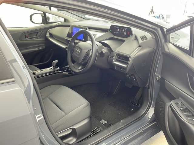 トヨタ プリウス U 兵庫県 2023(令5)年 3.5万km グレーＭ ・純正ディスプレイオーディオ/・AppleCarPlay/・AndroidAuto/・Bluetooth接続/・フルセグTV/・バックカメラ/・電子パーキングブレーキ/・オートホールド機能/・前後ドライブレコーダー/・ビルトインETC2.0/・前後ドライブレコーダー/・トヨタセーフティセンス/・レーンディパーチャーアラート/・プリクラッシュセーフティ/・プロアクティブドライビングアシスト/・クリアランスソナー/・パーキングサポートブレーキ/・ロードサインアシスト/・レーダークルーズコントロール/・オートマチックハイビーム/・USB充電ポート/・純正フロアマット/・取扱説明書/・保証書/・LEDヘッドランプ