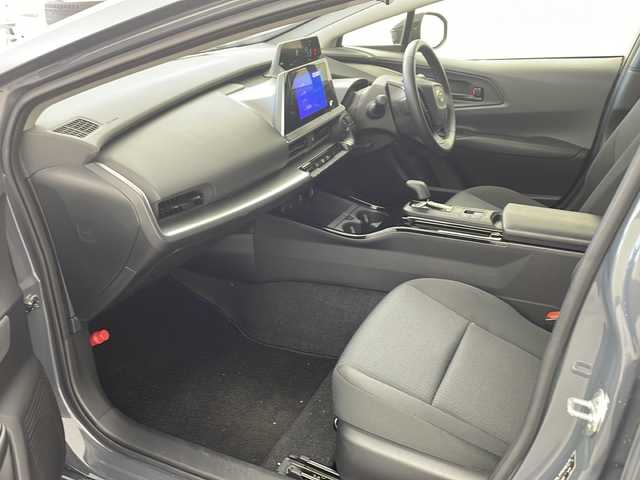 トヨタ プリウス U 兵庫県 2023(令5)年 3.5万km グレーＭ ・純正ディスプレイオーディオ/・AppleCarPlay/・AndroidAuto/・Bluetooth接続/・フルセグTV/・バックカメラ/・電子パーキングブレーキ/・オートホールド機能/・前後ドライブレコーダー/・ビルトインETC2.0/・前後ドライブレコーダー/・トヨタセーフティセンス/・レーンディパーチャーアラート/・プリクラッシュセーフティ/・プロアクティブドライビングアシスト/・クリアランスソナー/・パーキングサポートブレーキ/・ロードサインアシスト/・レーダークルーズコントロール/・オートマチックハイビーム/・USB充電ポート/・純正フロアマット/・取扱説明書/・保証書/・LEDヘッドランプ